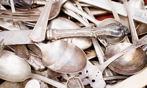 Piles de cuillères, couteaux et fourchettes en argent